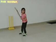 Viral Video: सात साल की बच्ची ने जड़े कई हेलीकॉप्टर शॉट्स, फैंस को आई धोनी की याद