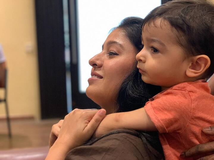 सुनिधि को 'रूकी रूकी सी ज़िंदगी' के लिए फिल्मफेयर अवार्ड से सम्मानित किया गया. वह अब तीन हजार से अधिक गाने गा चुकी हैं. उनका करियर बहुत अच्छा था, लेकिन उनके निजी जीवन में कई उतार-चढ़ाव आए.