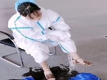 कोरोना वायरस: ड्यूटी पर तैनात नर्स PPE किट से निकालती दिखी पसीना, वायरल हो रहा है वीडियो