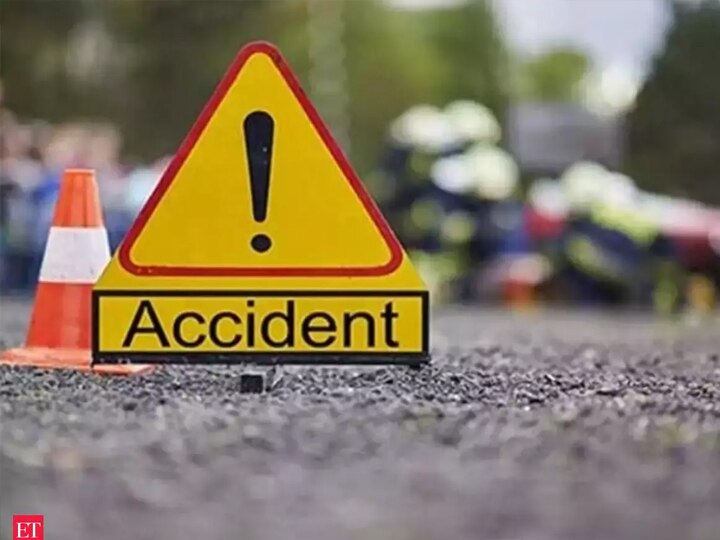 Truck hits car while overtaking left 2 dead in shamli ANN शामलीः ओवरटेक की जल्दी में ट्रक ने मारी कार को टक्कर, दो की मौत, एक घायल