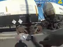 Viral Video: पटरी पर फंसा था बुजुर्ग शख्स, महिला पुलिसकर्मी ने चंद सेकेंड पहले खींचकर बचाई जान