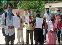 वाराणसी कैंट स्टेशन पर तत्काल टिकट की बुकिंग को लेकर हंगामा