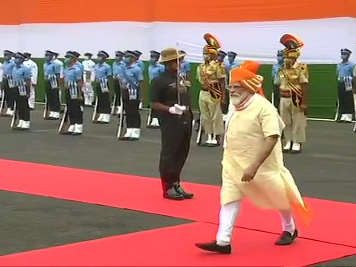 PM Narendra Modi dressing on Independence day 2020 this is what pm wore on 15th August स्वतंत्रता दिवसः लाल किले में फिर नजर आया पीएम का अलग अंदाज, ऐसा रहा मोदी का परिधान