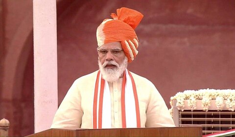 लगातार 7वीं बार पीएम मोदी ने लाल किले पर तिरंगा फहरा कर बनाया रिकॉर्ड, देखें तस्वीरों में