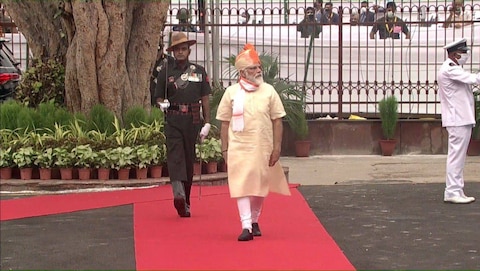 लगातार 7वीं बार पीएम मोदी ने लाल किले पर तिरंगा फहरा कर बनाया रिकॉर्ड, देखें तस्वीरों में