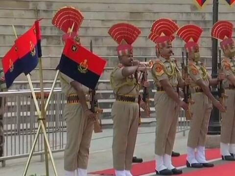 Independence day: अटारी- वाघा बॉर्डर पर मना आजादी का जश्न, जवानों ने दी म्यूजिकल परफॉर्मेंस Independence day: अटारी- वाघा बॉर्डर पर मना आजादी का जश्न, जवानों ने दी म्यूजिकल परफॉर्मेंस