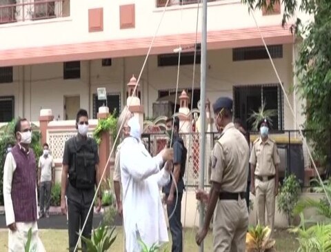 In Pics: स्वतंत्रता दिवस पर देशभर में जश्न का माहौल, अलग-अलग राज्यों में नेताओं ने फहराया तिरंगा