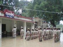 बहराइच : थाने में घुटनों तक भरा पानी, पुलिस कर्मियों ने किया ऐतिहासिक झंडारोहण