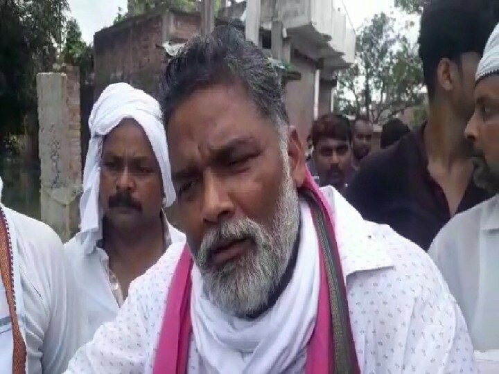 Darbhanga: Seeing the distribution of money, the flood victims surrounded Pappu Yadav, said- Give us also money ann दरभंगा: पैसा बांटते देख बाढ़ पीड़ितों ने पप्पू यादव को घेरा, कहा- हमें भी दो पैसा