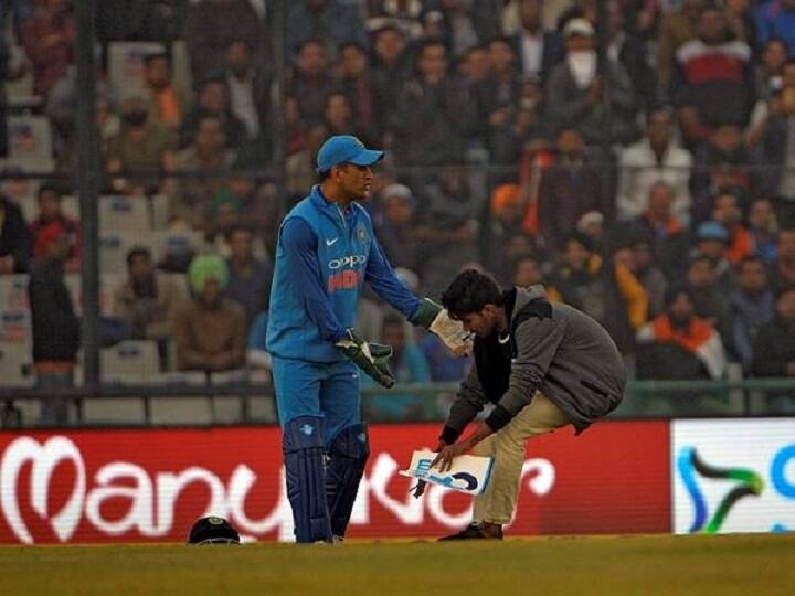 टीम इंडिया के पूर्व कप्तान महेंद्र सिंह धोनी ने इंटरनेशनल क्रिकेट को अलविदा कह दिया है. धोनी ने आधिकारिक सोशल मीडिया के जरिए संन्यास की घोषणा की है. उन्होंने एक वीडियो शेयर किया, जिसमें बैकग्राउंड में मुकेश का गाया हुआ गाना, 'मैं पल दो पल का शायर हूं...' बज रहा है. धोनी ने इस गाने के साथ ही इंटरनैशनल क्रिकेट को अलविदा कह दिया है.