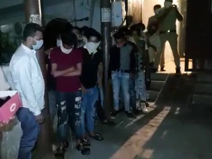 UP Police Arrest 50 Youth from Hooka Bar in Meerut on Saturday Lockdown ANN मेरठ में साप्ताहिक लॉकडाउन का उल्लंघन, हुक्का बार से पुलिस ने 50 लड़के शराब का पीते पकड़े