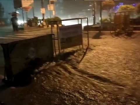 देहरादूनः लगातार बारिश बनी मुसीबत, जलभराव और कई मार्ग हुए बंद देहरादूनः लगातार बारिश बनी मुसीबत, जलभराव और कई मार्ग हुए बंद