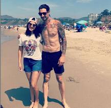 पति संग बीच पर मस्ती करती दिखीं सनी लियोन, सामने आईं ये खास तस्वीरें