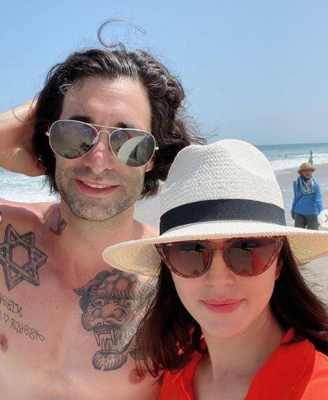 सनी अपने परिवार संग कोविड-19 महामारी के बीच में ही मई में अमेरिका जाकर बस गईं क्योंकि उनका ऐसा मानना रहा कि इस दौरान वे भारत के मुकाबले वहां ज्यादा सुरक्षित रहेंगी. 