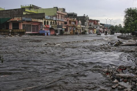 राजस्थान: जयपुर में भारी बारिश से तबाही, सड़कों पर मिट्टी में दबे वाहन, देखिए तस्वीरें