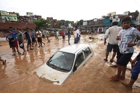 राजस्थान: जयपुर में भारी बारिश से तबाही, सड़कों पर मिट्टी में दबे वाहन, देखिए तस्वीरें