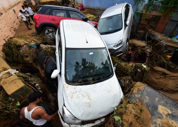 सिविल डिफेंस और एसडीआरएफ की 30 वॉलंटियर्स की टीम मिट्टी से बाहन और शव निकाल रही हैं.