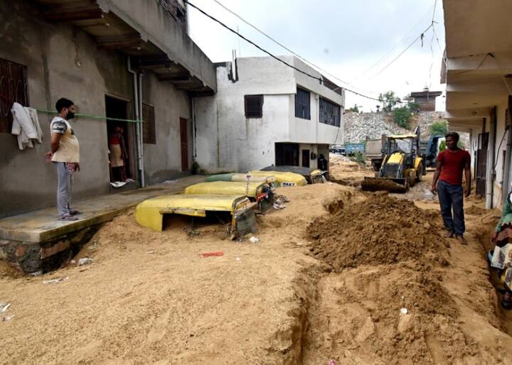 बारिश इतनी तेजी से हुई की घर के बाहर या पार्किंग में खड़े वाहनों को भी लोग सुरक्षित स्थानों पर नहीं पहुंचा पाए.
