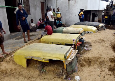राजस्थान: जयपुर में भारी बारिश से तबाही, सड़कों पर मिट्टी में दबे वाहन, देखिए तस्वीरें