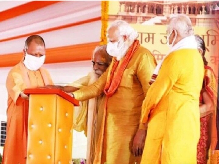 Shiv Sena Asks, PM Modi shared stage with Ram temple Mahant, will he quarantine himself? शिवसेना ने 'सामना' में पूछा सवाल- नृत्य गोपाल दास के साथ मंच पर मौजूद थे पीएम मोदी, क्या 'क्वॉरंटाइन' के नियमों का करेंगे पालन?