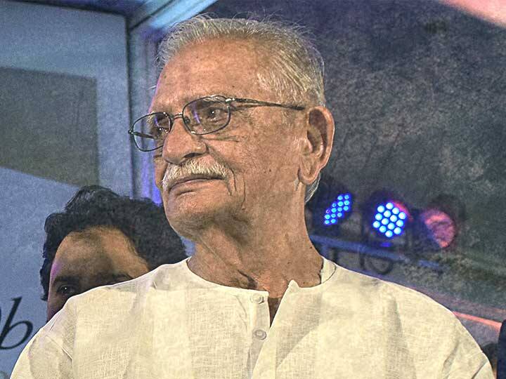 इस फिल्म के लिए गुलज़ार ने लिखा था अपना पहला गाना, ऐसे मिला था मौका After landing in Mumbai, Gulzar had a tough time for survival he worked as a car mechanic in a garage at Worli इस फिल्म के लिए गुलज़ार ने लिखा था अपना पहला गाना, ऐसे मिला था मौका