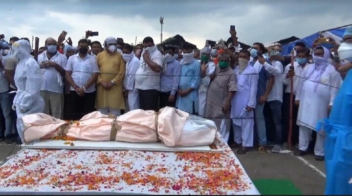 UP cabinet minister Chetan Chauhan cremated under protocol of covid-19 ann UP के कैबिनेट मंत्री चेतन चौहान का COVID-19 के प्रोटोकॉल के तहत किया गया अंतिम संस्कार