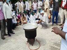 बुलंदशहर: गन्ने का बकाया भुगतान न होने पर किसानों ने किया प्रदर्शन, बोले- आ गई है भूखे मरने की नौबत