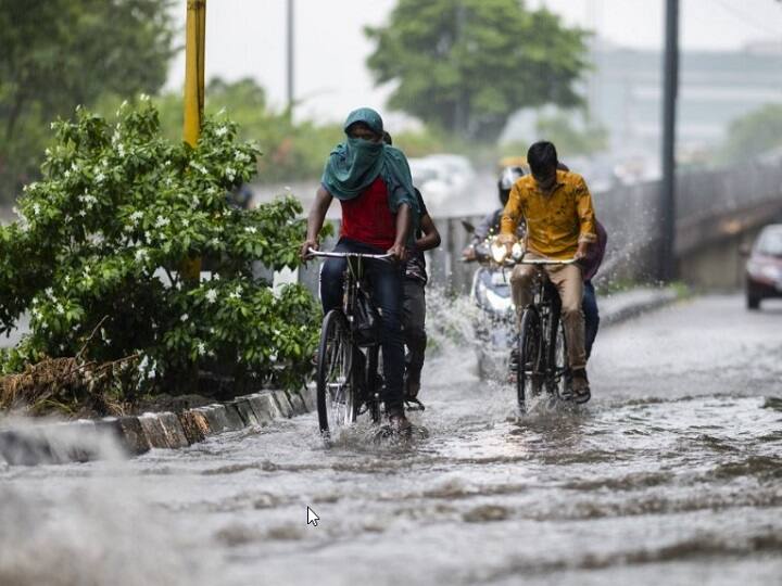 Weather Updates: दिल्ली-NCR में हल्की बारिश के बाद मिलेगी गर्मी से राहत, जानें बाकी राज्यों का हाल Weather Updates: Rain in delhi-ncr, red alert in maharastras two districts Weather Updates: दिल्ली-NCR में हल्की बारिश के बाद मिलेगी गर्मी से राहत, जानें बाकी राज्यों का हाल