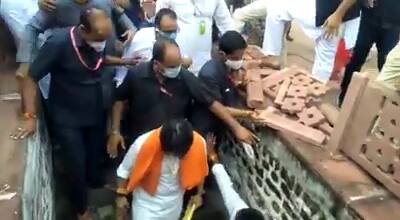 सांसद ज्योतिरादित्य सिंधिया राणोजी की छत्री पर उस समय घायल होते होते बच गए जब पत्थरों की एक रेलिंग भीड़ के दबाव के कारण टूट गई. सुरक्षाकर्मियों को सिंधिया की सुरक्षा करने में काफी मशक्कत करना पड़ी.