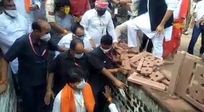 भारतीय जनता पार्टी में शामिल होने के बाद पूर्व केंद्रीय मंत्री ज्योतिरादित्य सिंधिया सोमवार को पहली बार उज्जैन आए थे. भगवान महाकाल की शाही सवारी में धार्मिक परंपराओं का निर्वहन करने के लिए जा रहे थे.