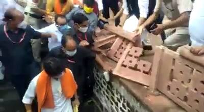 जब वे सिंधिया ट्रस्ट की राणो जी की छत्री से नीचे उतर रहे थे, उसी समय भीड़ के दबाव के कारण पत्थरों की रेलिंग टूट कर बिखर गई. गनीमत रही कि रेलिंग के पत्थर सीढ़ियों से नीचे नहीं गिरे. अगर पत्थर नीचे गिरते तो सांसद ज्योतिरादित्य सिंधिया घायल हो सकते थे.