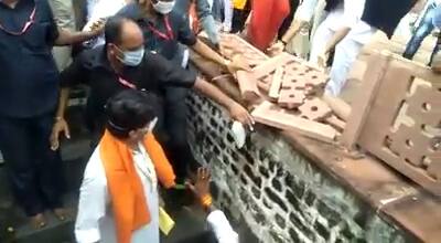 उस दौरान उनके साथ उज्जैन के सांसद अनिल फिरोजिया, कैबिनेट मंत्री तुलसी सिलावट सहित कई वीआईपी शामिल थे. सिंधिया ने मौके की नजाकत को भांपते हुए खुद को बचा लिया.