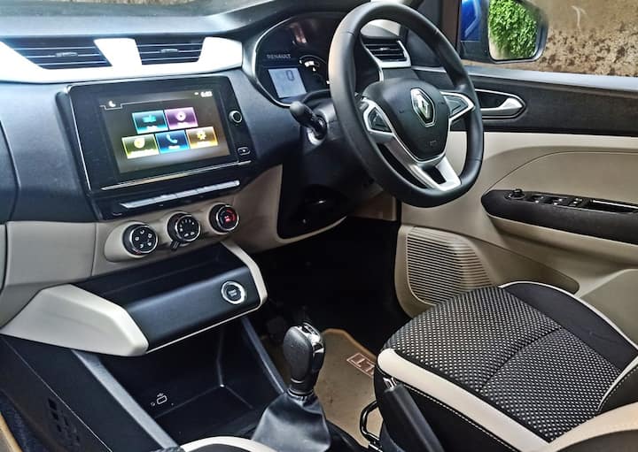 जैसा कि सभी रेनॉल्ट कारों में राइड और हैंडलिंग काफी अच्छी है. कीमत के लिए, ट्राइबर का इंटीरियर बहुत अच्छी तरह से बनाया गया है और आपको एक बड़ा 8 इंच का टचस्क्रीन भी मिलता है. यह सभी प्रकार की सुविधाओं से लैस है, (4 एयरबैग, कूल्ड ग्लोवबॉक्स, सभी पंक्ति एसी वेंट आदि) जिसकी आपको आवश्यकता है. इसके अलावा इसमें बहुत अच्छा रियर कैमरा डिस्प्ले है. हम चाहते हैं कि इसे स्टीयरिंग कंट्रोल या एडजस्टेबल सीट ऊंचाई मिल जाए. ट्राइबर की थर्ड रॉ भी तंग नहीं है पंक्ति भी तंग नहीं है और सामान रखने के लिए काफी जगह है.