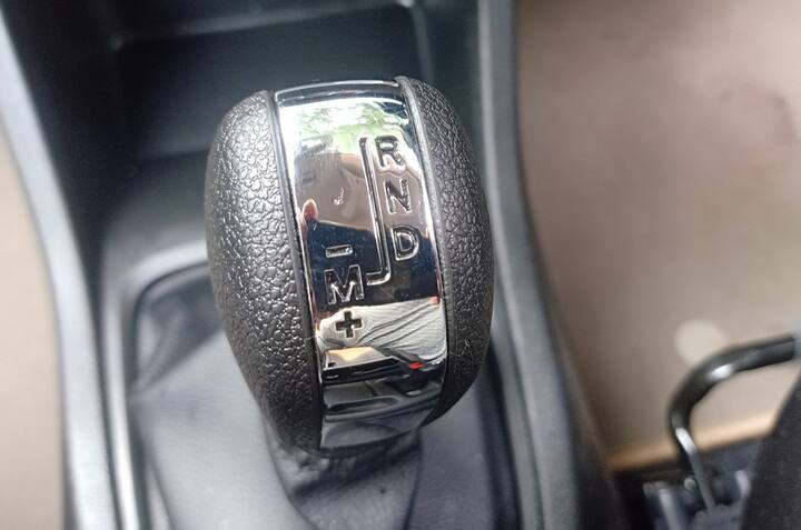 इस कार के इंजन में कोई बदलाव नहीं किया गया है. इसमें 1.0 पेट्रोल इंजन मिलता है जो 72 बीएचपी और 96Nm बनाता है. अब यह एक बड़ा इंजन नहीं है और शायद आप ट्राइबर के साथ अधिक पावर की उम्मीद रखते हैं, लेकिन एक परिवार के एमपीवी के रूप में यह इंजन पर्याप्त है. शहर में परफॉर्मेंस लेवल को कम रखने के लिए टॉर्क की थोड़ी कमी के कारण मैनुअल में आपको रेगूलर गियर बदलना पड़ता था, हालांकि अब एएमटी में यह एक और अधिक आरामदायक ड्राइव है. इसमें कोई संदेह नहीं है कि एएमटी शहर में ड्राइव करने के लिए बहुत आसान है और कम गति पर इंजन को रिफाइंड किया जाता है. ट्राइबर एएमटी कम गति पर और शहर की कार के रूप में आसानी से क्रॉल करती है, यह ड्राइविंग का अधिक आकर्षक अनुभव है. इसमें क्रीप फंक्शन है और रोटरी नॉब के बजाय ऑटोमैटिक के लिए उचित गियर-लीवर है.