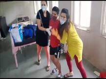 परिवार के 8 सदस्य हो गए थे कोरोना संक्रमित, निगेटिव रिपोर्ट आने पर अस्पताल में जमकर किया डांस