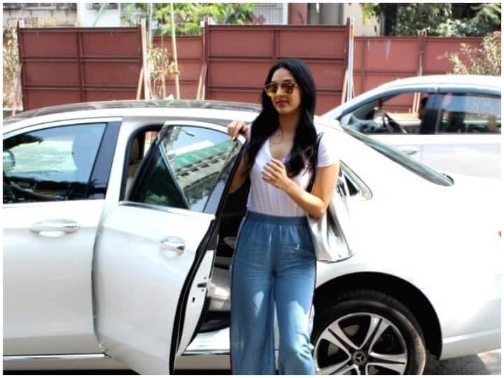 Kiara Advani- कियारा एक  Mercedes-Benz E-Class  E220D की मालकिन हैं, जिसकी कीमत 57.17 लाख रुपये है.