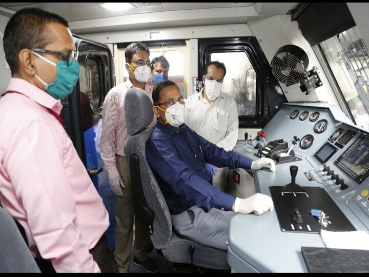 महाराष्ट्र: मध्य रेल के महाप्रबंधक ने छत्रपति शिवाजी महाराज टर्मिनस में WAG-12 लोकोमोटिव का निरीक्षण किया