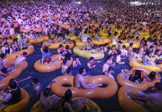 Coronavirus: Party at Wuhan Water Park Photos जिस वुहान से दुनिया भर में फैला कोरोना वहां वाटर पार्क में हुई पार्टी, देखें PHOTOS
