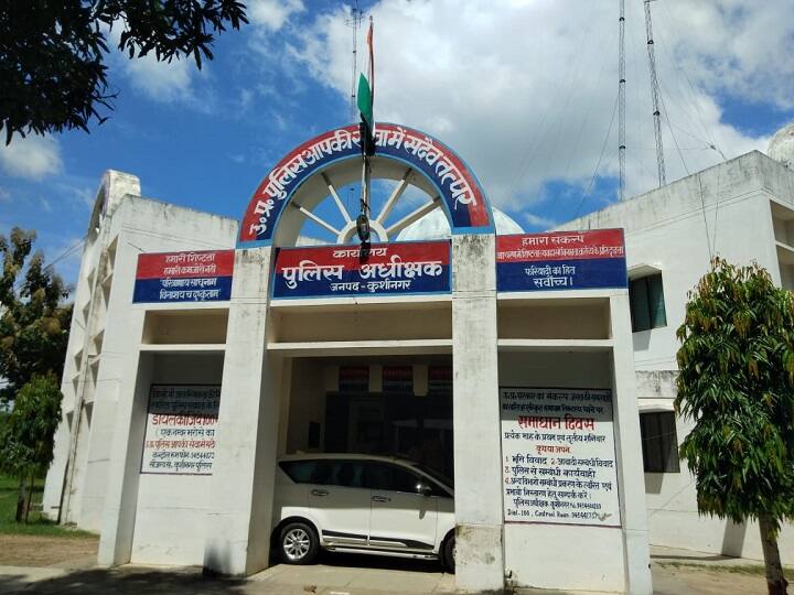 बिहार: अवैध शराब पकड़ने गई पुलिस की नाव नदी में पलटी, किसी तरह जान बचाकर भागे पुलिसकर्मी Police boat turned over to catch illegal liquor overturned in river in bihar ann बिहार: अवैध शराब पकड़ने गई पुलिस की नाव नदी में पलटी, किसी तरह जान बचाकर भागे पुलिसकर्मी