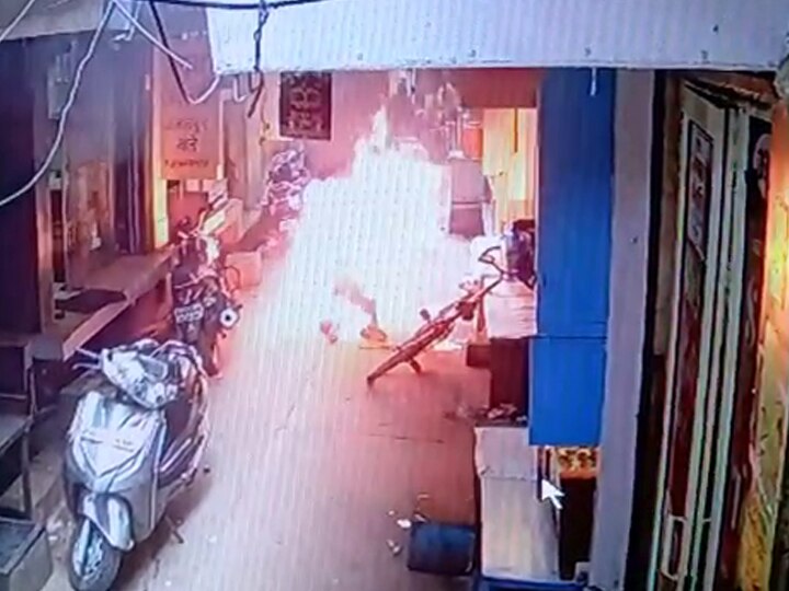 Jwellery Shopkeeper set to fire in Ferozabad SP and Congress questions BJP ANN यूपीः सर्राफा कारोबारी को जिंदा जलाने की कोशिश, सपा और कांग्रेस ने योगी सरकार पर साधा निशाना