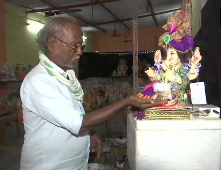 गणेश चतुर्थी पर्व अब बस आने ही वाला है, इस बार गणेश चतुर्थी 22 अगस्त को मनाई जाएगी. लेकिन कोरोना के चलते इस बार इसकी रौनक थोड़ी फीकी पड़ गई है. महाराष्ट्र में कोरोना के मामले तेजी से बढ़ रहे हैं इसी को ध्यान में रखते हुए मुंबई के घाटकोपर के एक मूर्तिकार ने बप्पा की ऐसी मूर्ति बनाई है जो भक्तों को  दर्शन देने के साथ ही सैनेटाइज भी करेगी.