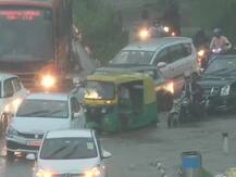 बादलों की गरज के साथ दिल्ली-NCR में भारी बारिश, सड़कों पर पानी भरा, कई इलाकों में जाम