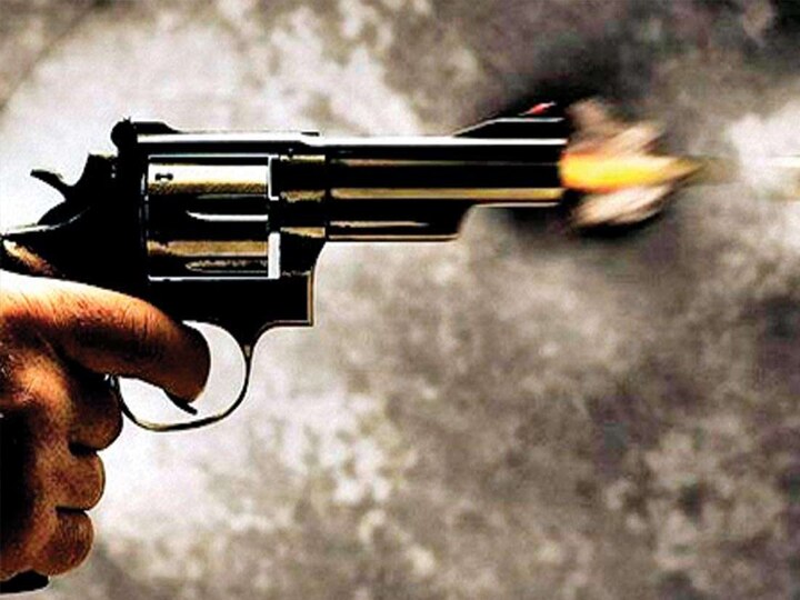 UP Police Constable shot senior officer after he denied for leave in Badaun ANN यूपीः सिपाही को छुट्टी नहीं दे रहा था एसएसआई, दाग दी दो गोलियां, खुद को भी किया शूट