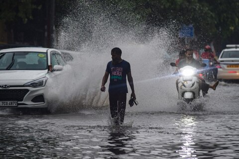 तस्वीरें: राजधानी दिल्ली में झमाझम बारिश, कहीं लगा जाम तो कहीं झूम उठे लोग