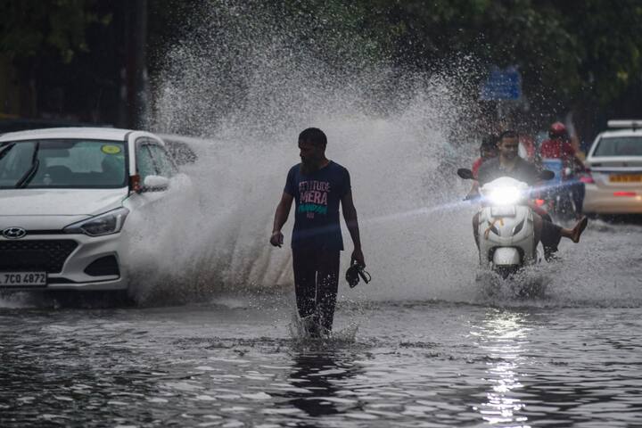  विभाग के क्षेत्रीय पूर्वानुमान केंद्र के प्रमुख कुलदीप श्रीवास्तव ने कहा कि बृहस्पतिवार तक मॉनसून की अक्षरेखा दिल्ली-एनसीआर के करीब बनी रहेगी.