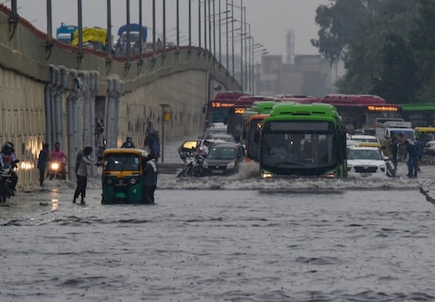 तस्वीरें: राजधानी दिल्ली में झमाझम बारिश, कहीं लगा जाम तो कहीं झूम उठे लोग