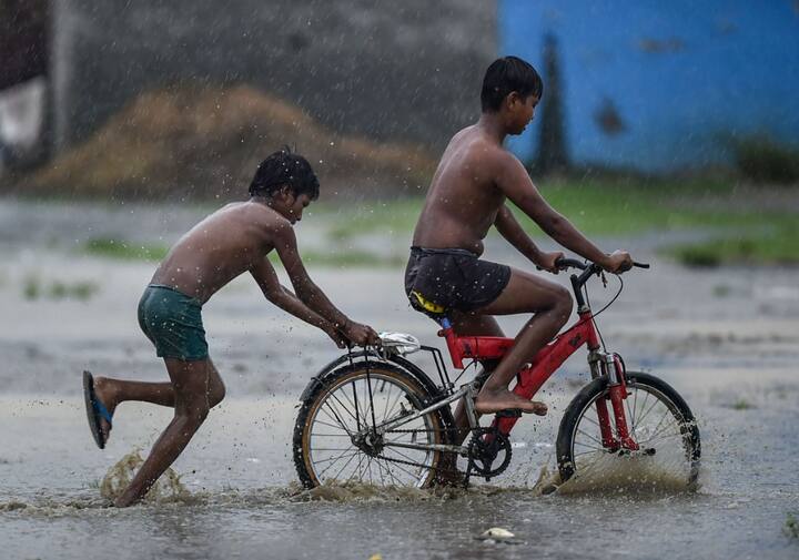 जून से लेकर अब तक दिल्ली में (सफदरजंग वेधशाला के मुताबिक) कुल 457.8 मिमी बारिश दर्ज की जो सामान्य बारिश 433.2 मिमी से छह फीसदी अधिक है.