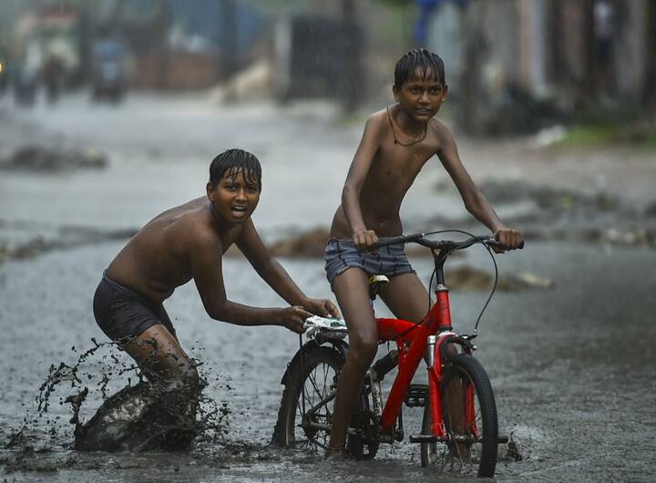 बारिश से कई जगह जलजमाव हो गया,लेकिन बच्चों को जोश में कोई कमी नहीं आई.