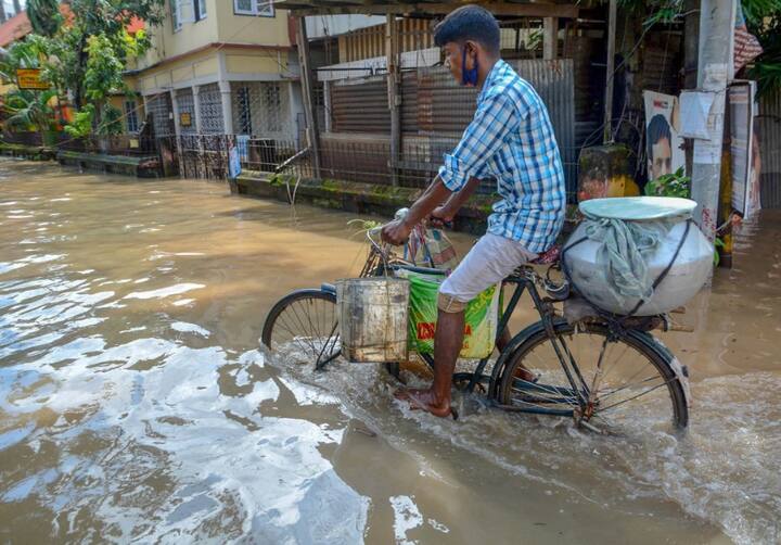 हर साल बारिश में दिल्ली का यही हाल होता है. जगह जगह पानी भरने से लोगों को काफी मुश्किलें होती हैं.