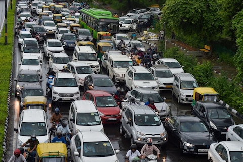 तस्वीरें: राजधानी दिल्ली में झमाझम बारिश, कहीं लगा जाम तो कहीं झूम उठे लोग